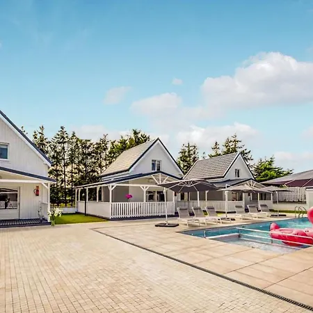 Pet Friendly In With Swimming Pool Holiday home *